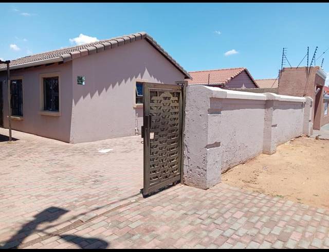 3 BEDROOM HOUSE FOR SALE IN PROTEA GLEN EXT